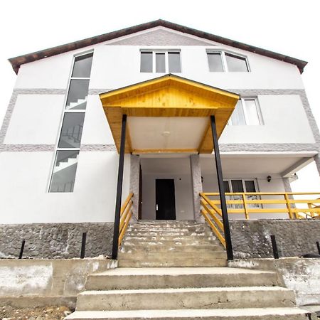 Katos Guesthouse Местия Екстериор снимка