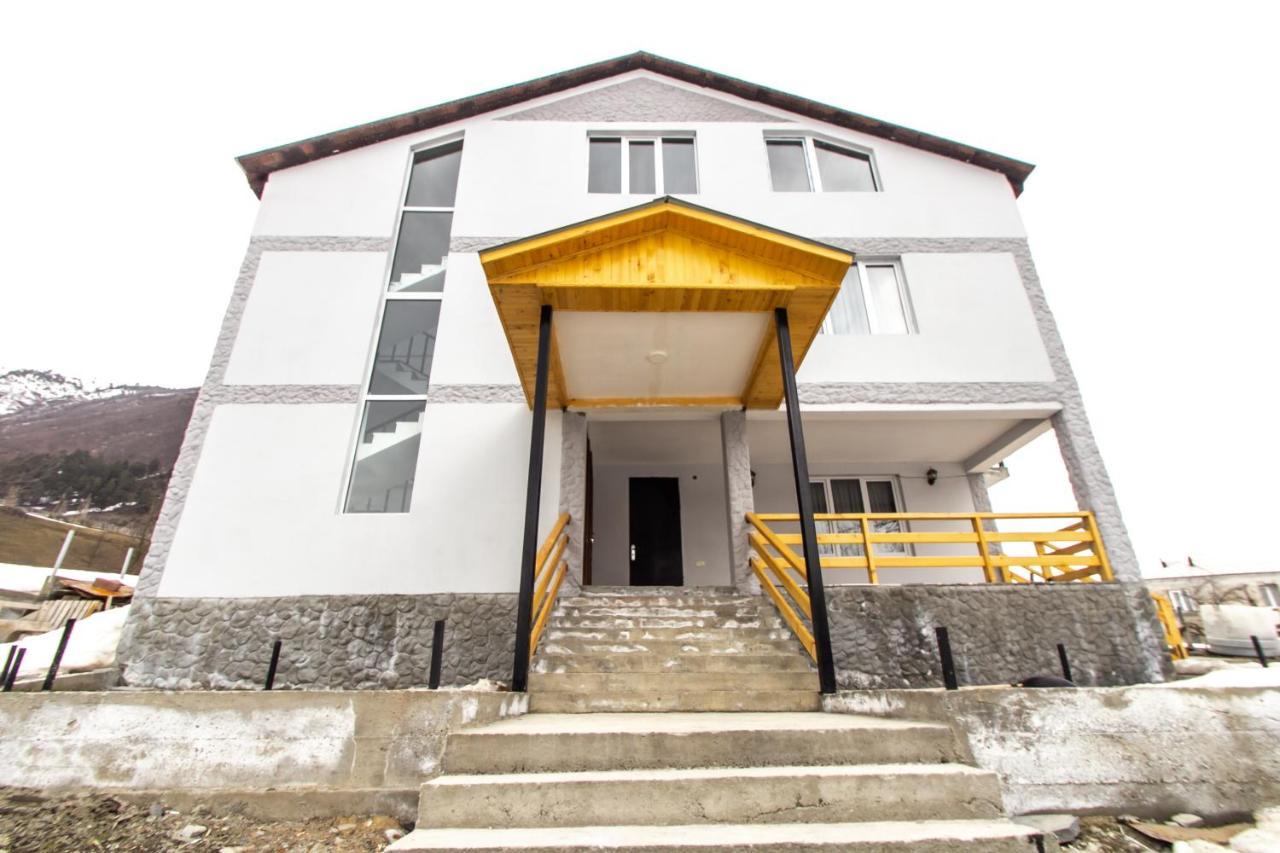 Katos Guesthouse Местия Екстериор снимка
