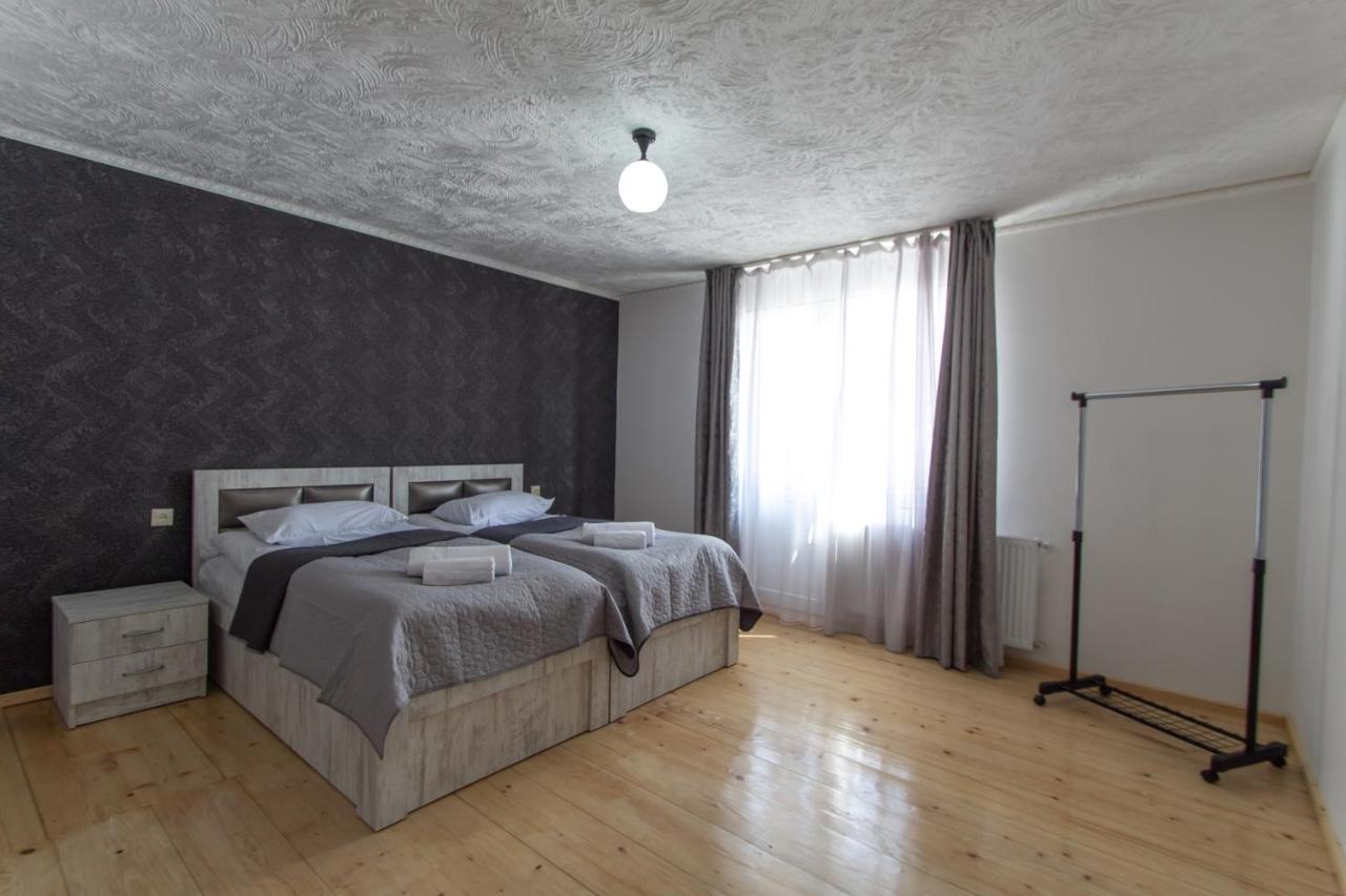 Katos Guesthouse Местия Екстериор снимка