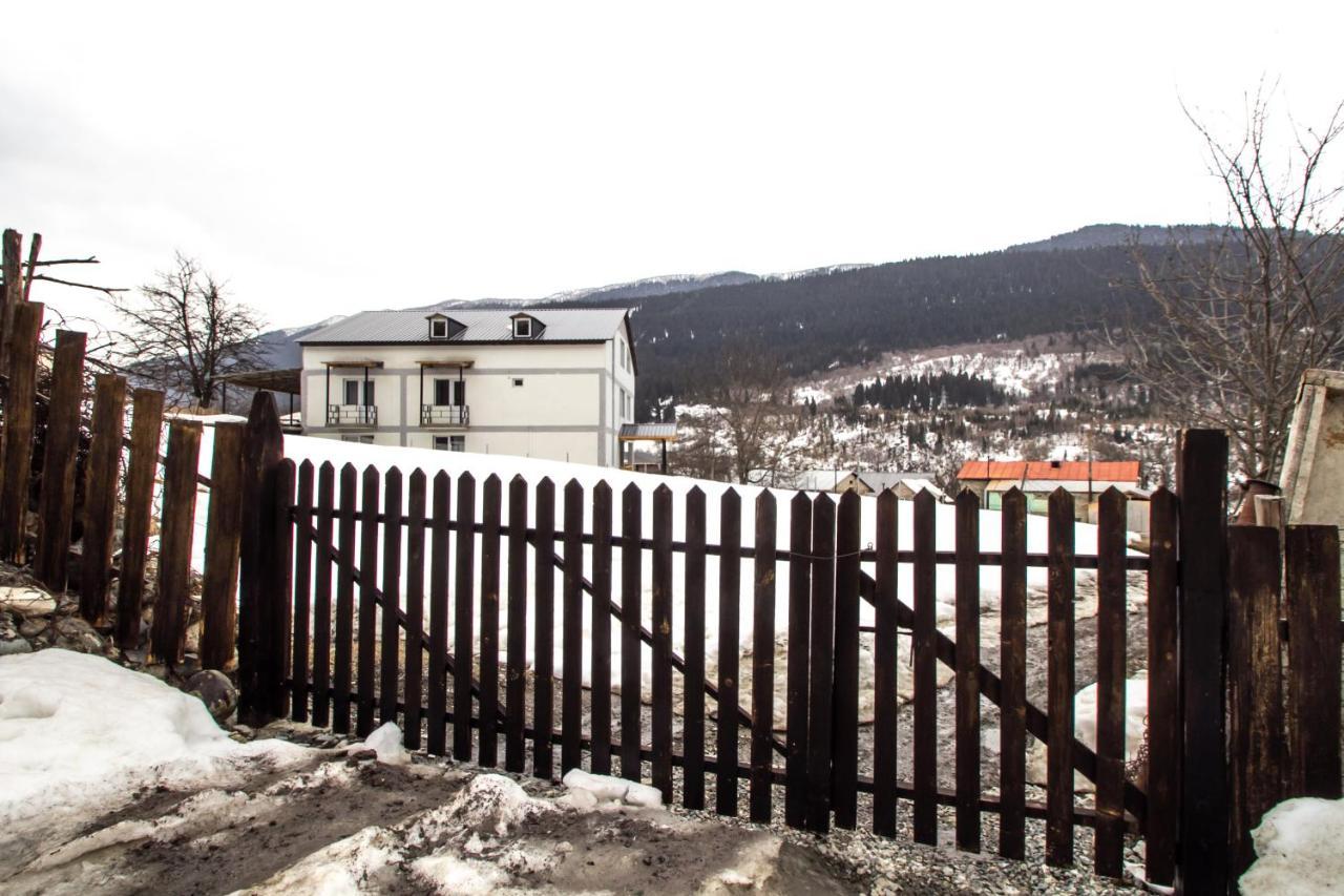 Katos Guesthouse Местия Екстериор снимка