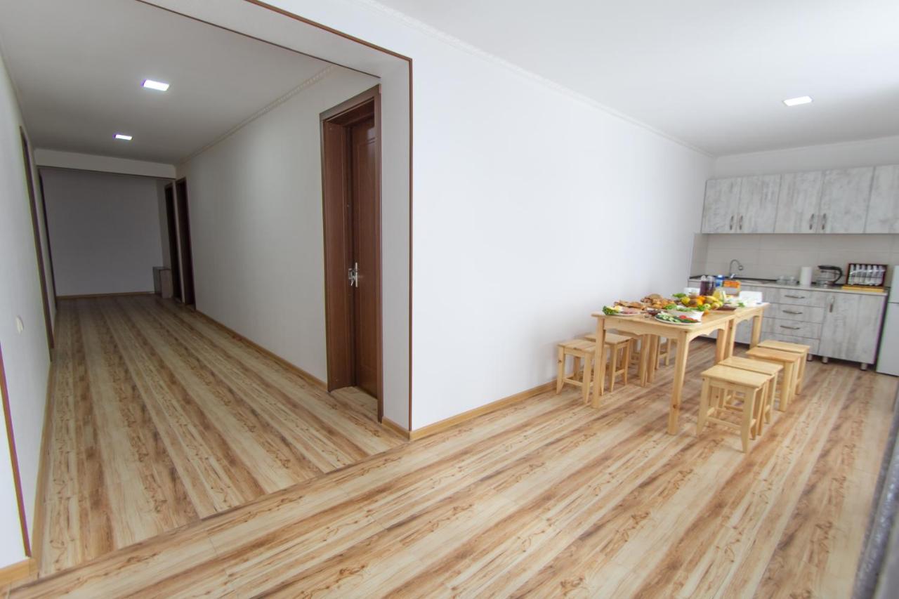 Katos Guesthouse Местия Екстериор снимка
