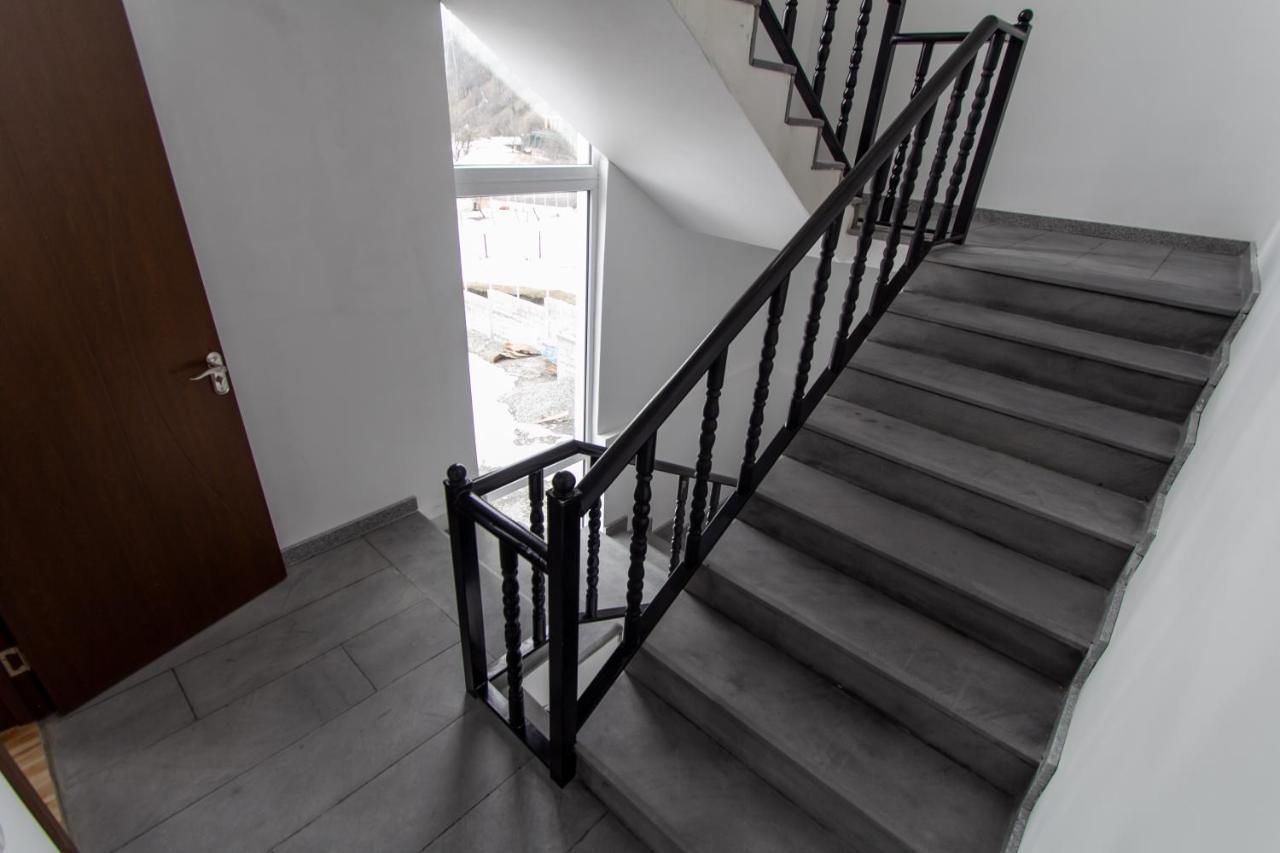 Katos Guesthouse Местия Екстериор снимка