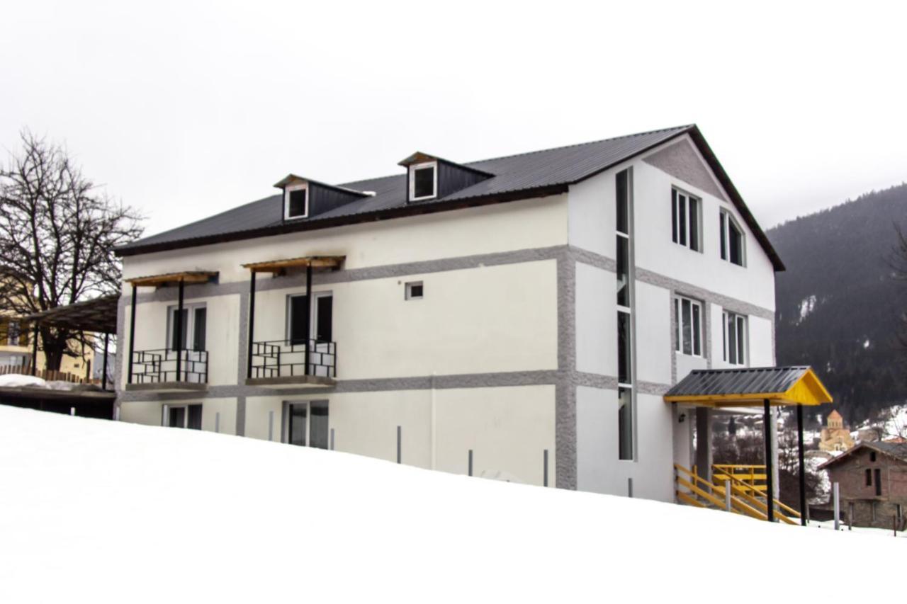 Katos Guesthouse Местия Екстериор снимка